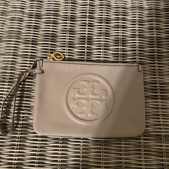 Tory Burch Handbags - Womens  Tory Burch bombe grey leather wristlet new